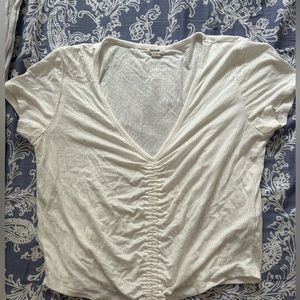 Cute white tee that dunces in the middle!